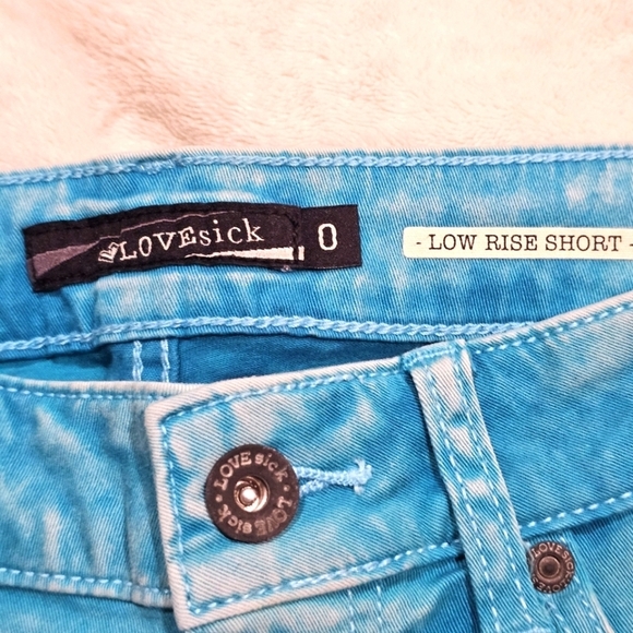 Lovesick ✦ Skull Rivet Shorts 0 ✦ Turquoise Acid Wash Raw Hem Low Rise Alt-Core - Picture 6 of 12